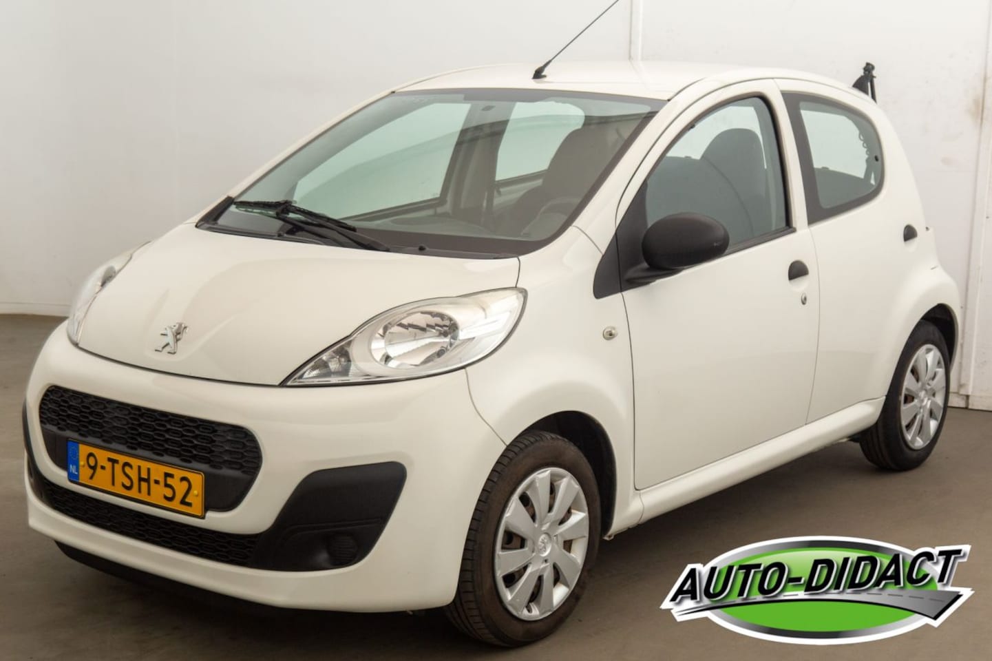 Peugeot 107 - 1.0 Airco 105.418 km Urban Light Accent - AutoWereld.nl