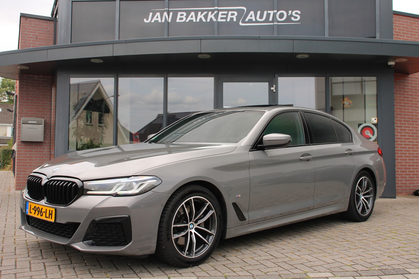 BMW 5-serie - 520i M-Pakket ✅ Head-up ✅ Trekhaak ✅ Carplay ✅ Stoelverwarming ✅ 1 Jaar Bovag ✅ - AutoWereld.nl