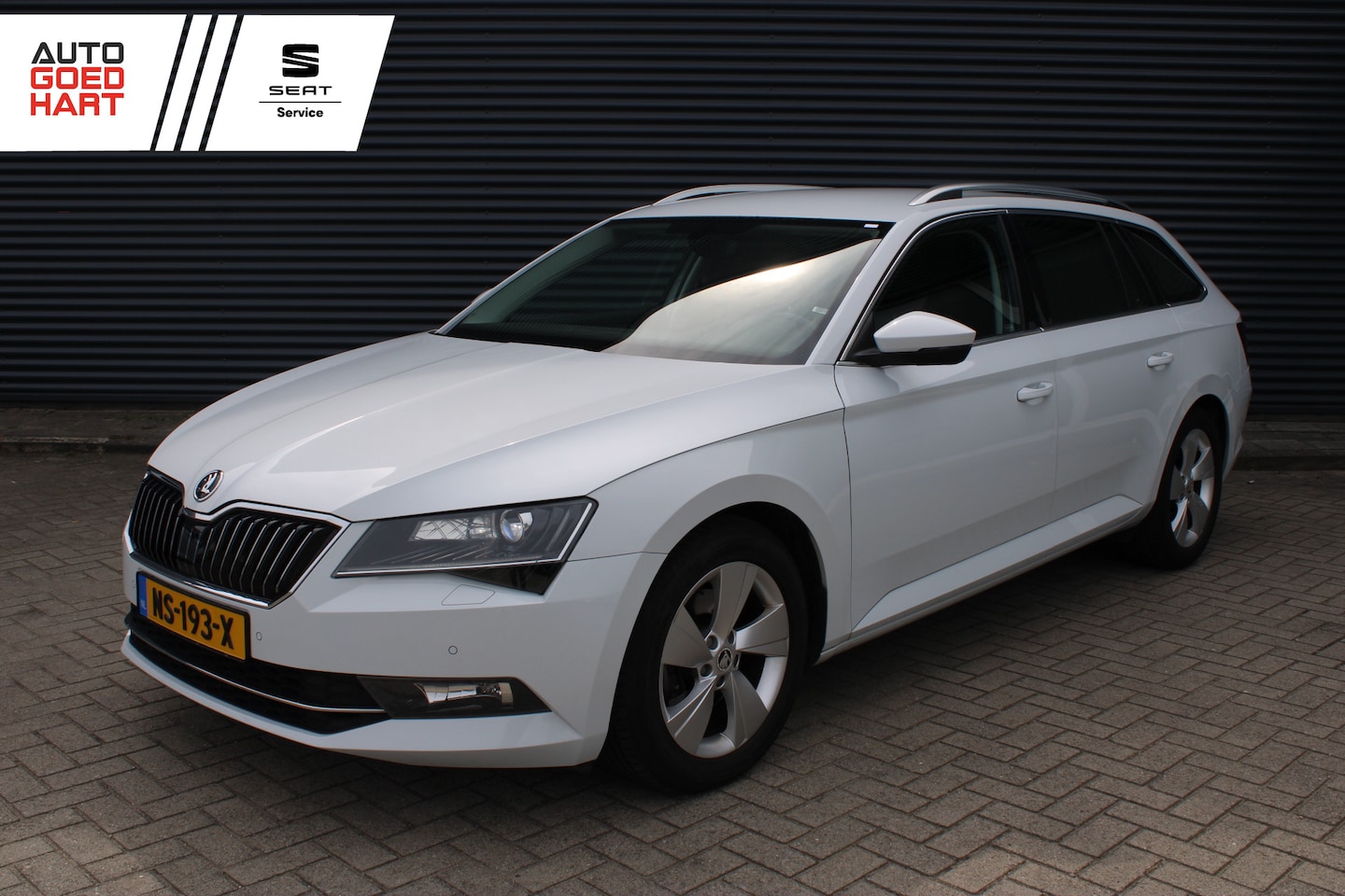 Skoda Superb Combi - 1.4 TSI Ambition Business Trekhaak Navigatie CarPlay - AutoWereld.nl