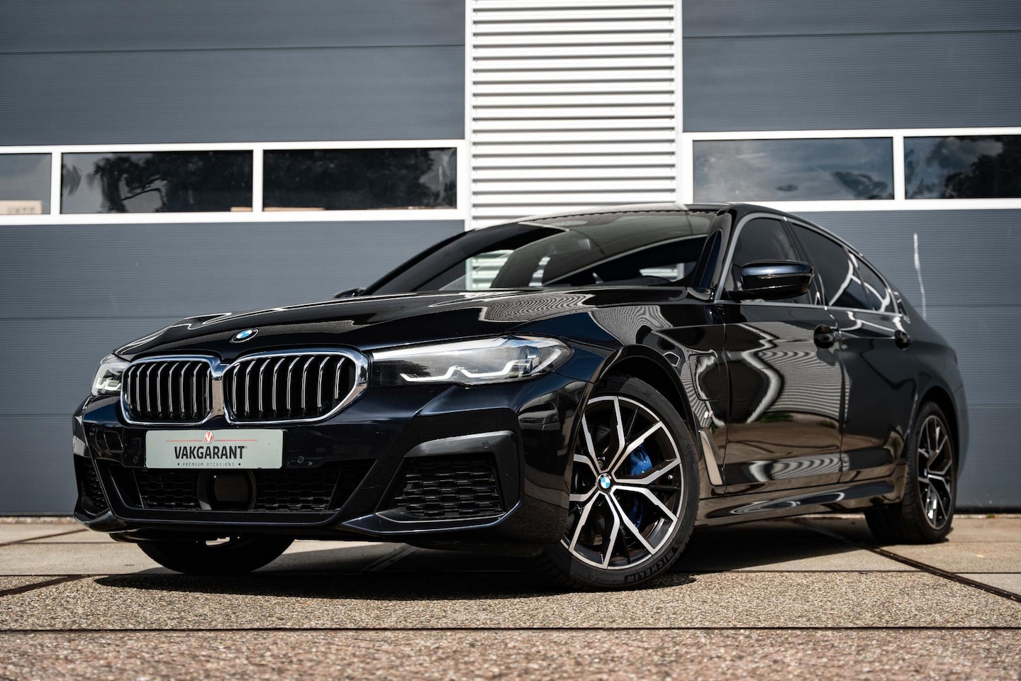 BMW 5-serie - 545e xDrive High Executive |Sfeer |Alcantara |ACC |Stoel/Stuurverw. - AutoWereld.nl