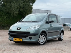 Peugeot 1007 - 1.4 Urban/ ZOMER GRIJS/ TOPSTAAT