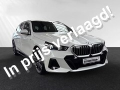 BMW 5-serie Touring - 520iA M-SPORT * ADAPT. LED, LEDER, PANORAMA, TREKH, H&K SOUND, DR. ASS+ * 1e EIG - UNFALLF