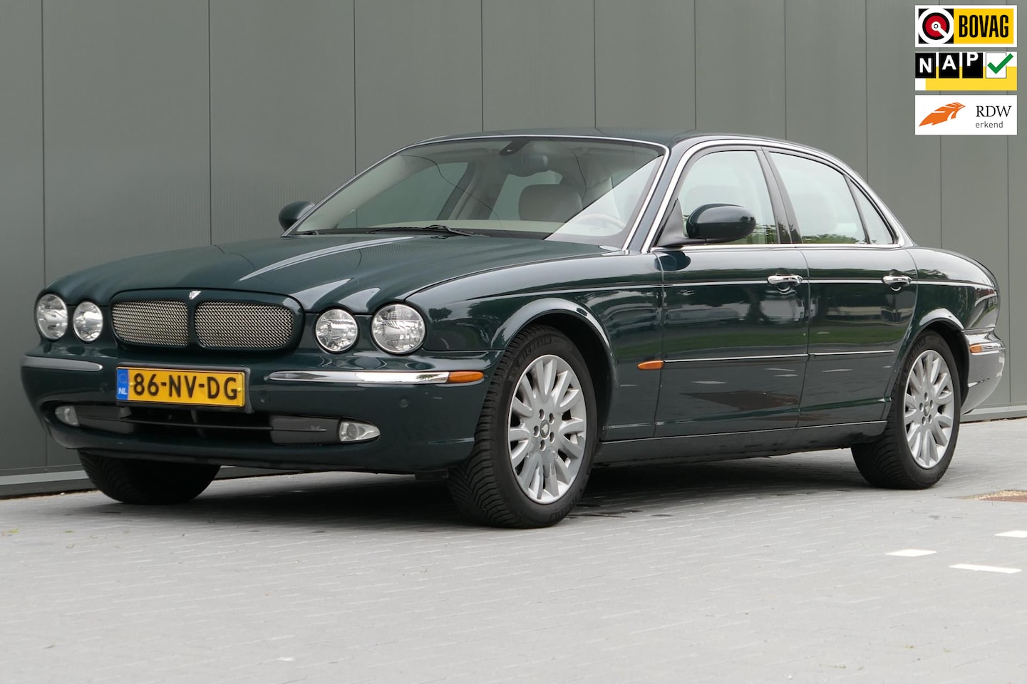 Jaguar XJ - 3.0 V6 Sport NAP Youngtimer British Racing Green Navi Trekhaak - AutoWereld.nl