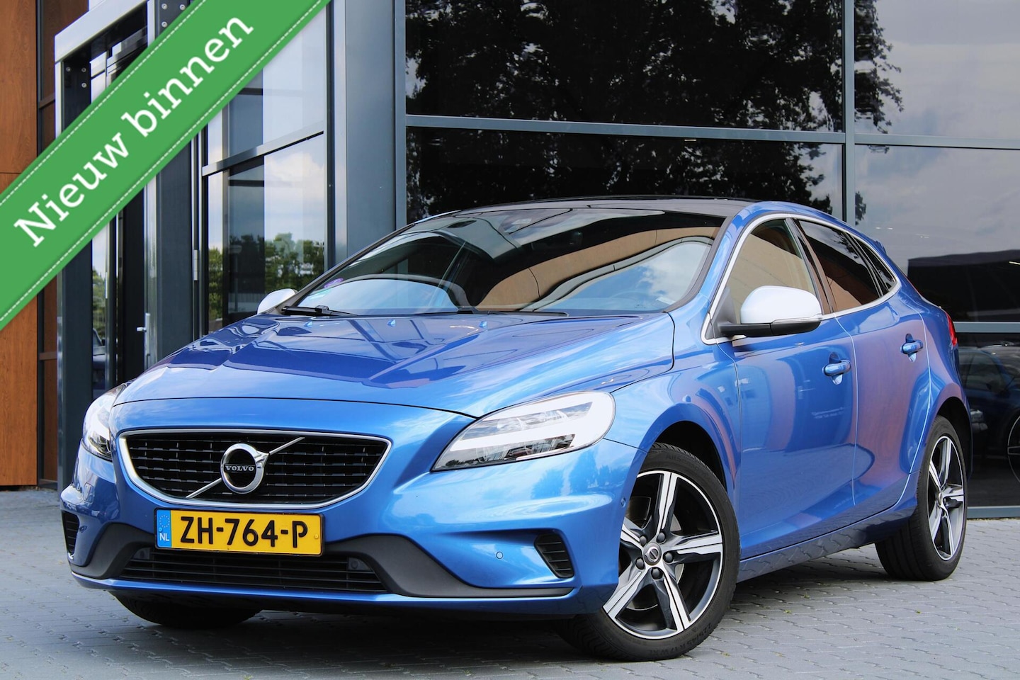 Volvo V40 - 1.5 T3 Polar+ Sport AUT | Pano | H&K | LED | Stoelverwarming - AutoWereld.nl