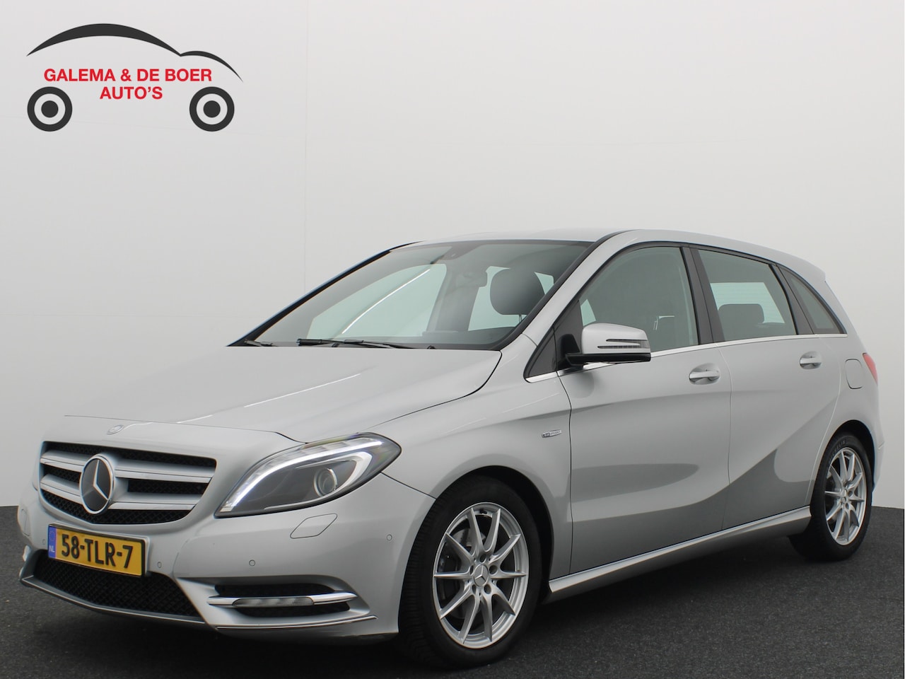 Mercedes-Benz B-klasse - 180 Ambition AUTOMAAT / XENON / LEDER / ZWARTE HEMEL / NAVI / AIRCO / PDC / CRUISE / NL-AU - AutoWereld.nl