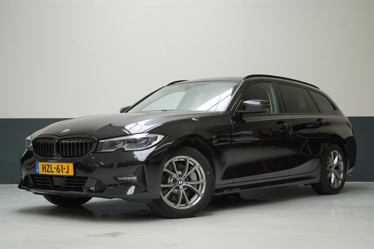 BMW 3-serie Touring - 330e Business Edition Plus | Adaptive cruise | Trekhaak | Sportstoelen | Apple Carplay - AutoWereld.nl