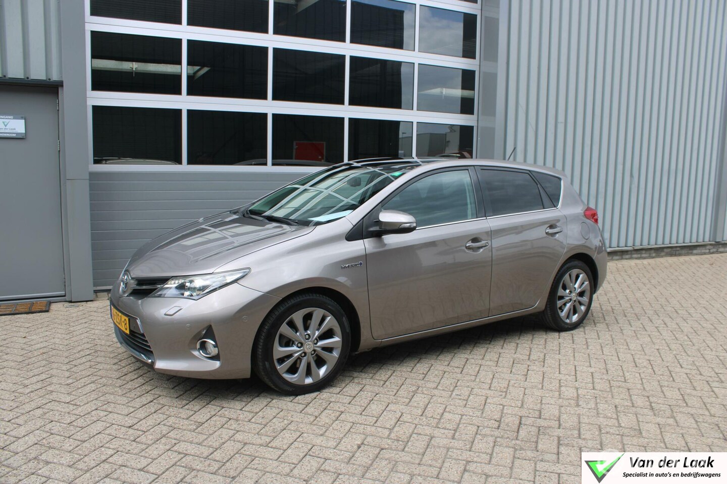 Toyota Auris - 1.8 Hybrid Lease Pro | Panoramadak | Boekjes | Xenon | Parkeersensoren. - AutoWereld.nl