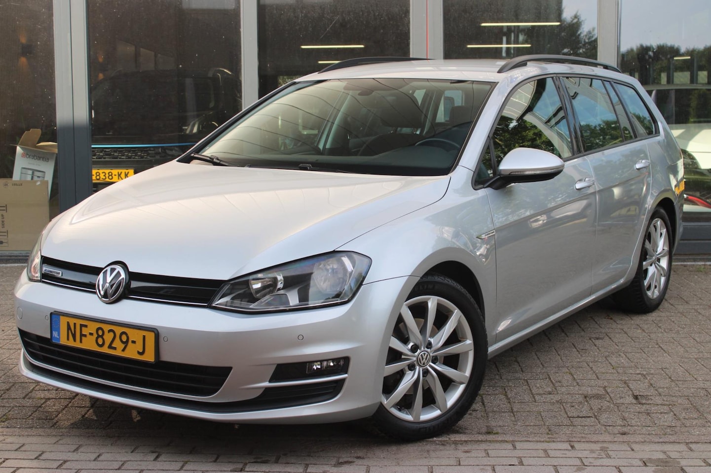 Volkswagen Golf Variant - 1.0 TSI Comfortline | Cruise Control | Telefoonvoorbereiding | Rondom parkeersensoren | AC - AutoWereld.nl