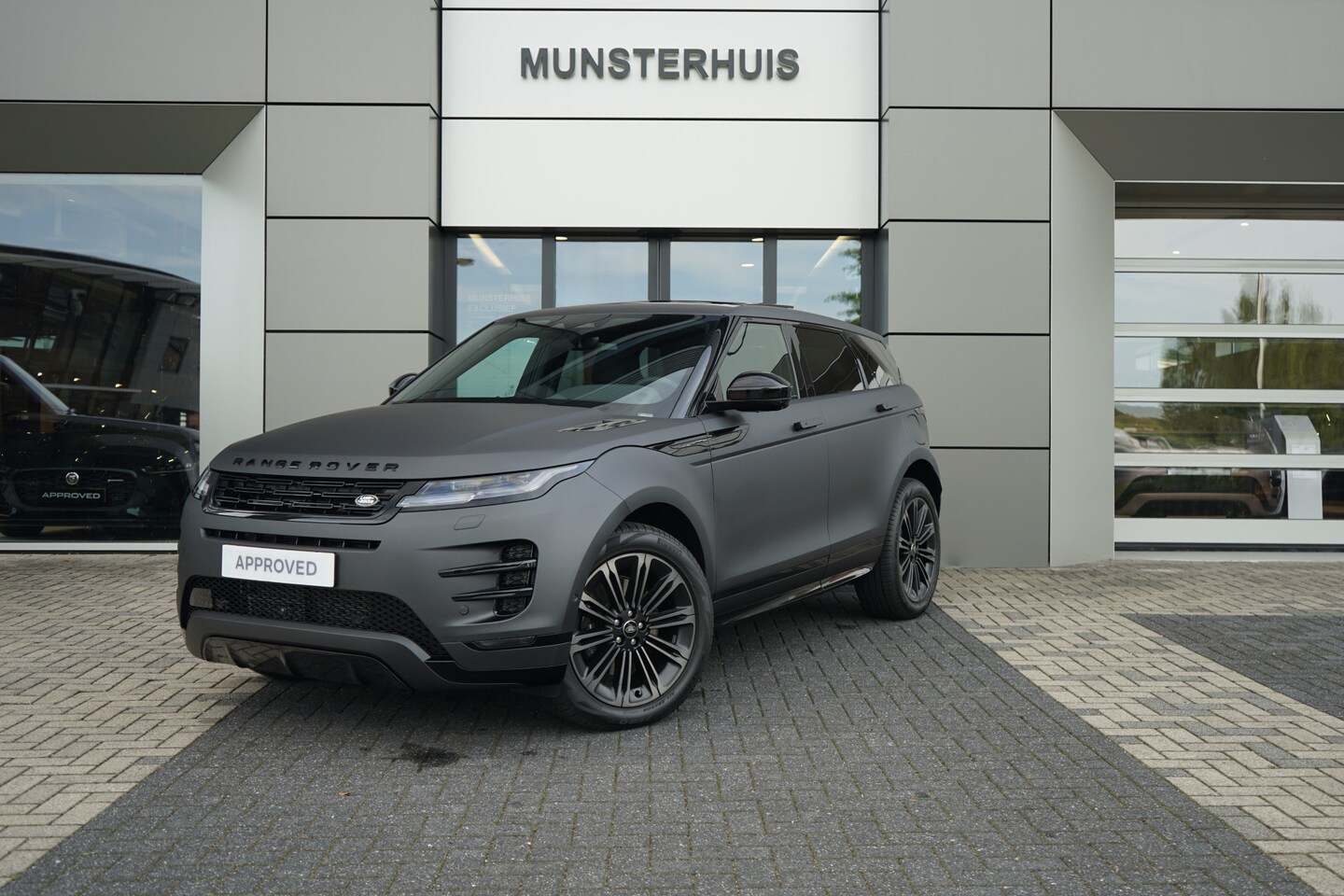 Land Rover Range Rover Evoque - P270e PHEV AWD Graphite Edition | Schuif/Kantel dak | Voorstoelen / Achterbank verwarmd | - AutoWereld.nl