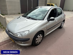 Peugeot 206 - 1.4 XT Automaat 5-deurs Airco 2005 Prima auto nog