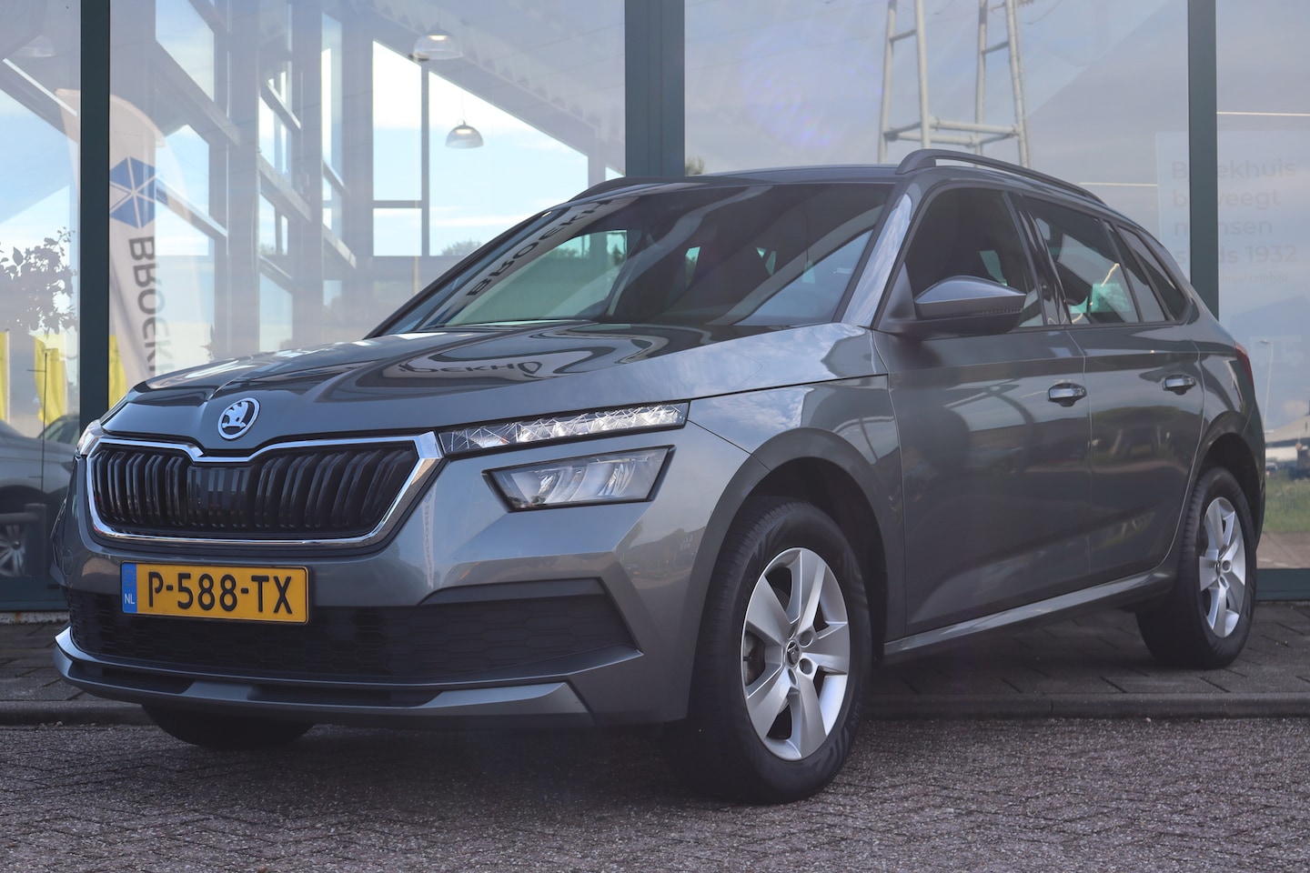 Skoda Kamiq - 1.0 TSI Sport Business | Cruise control | Dakrails | Draadloze telefoonlader - AutoWereld.nl