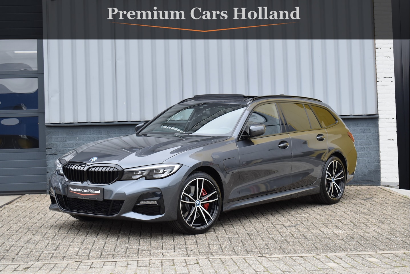 BMW 3-serie Touring - 330e xDrive M-Sport 292 Pk Pano Navi Live Shadow Line Vol Leder 19 Inch - AutoWereld.nl