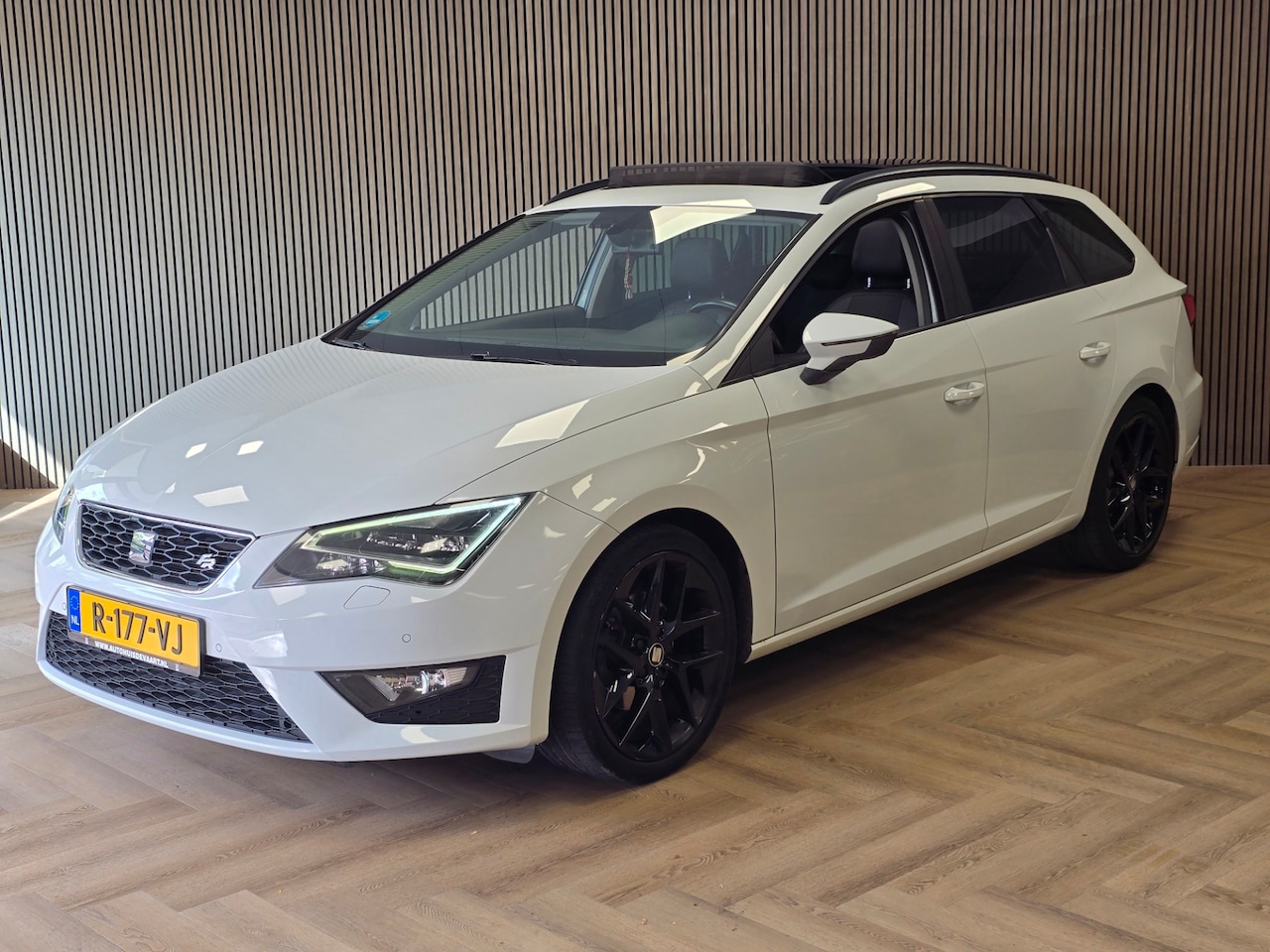 SEAT Leon ST - 1.4 EcoTSI FR AUT. PANO NAVI TREKHAAK SEAT SOUND LED STOELVERWARMING CRUISE CONTROL - AutoWereld.nl