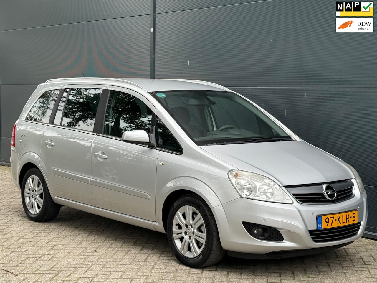 Opel Zafira - 1.8 Cosmo LEER NAVI CLIMA CRUISE PDC STOELVERW. NAP APK - AutoWereld.nl