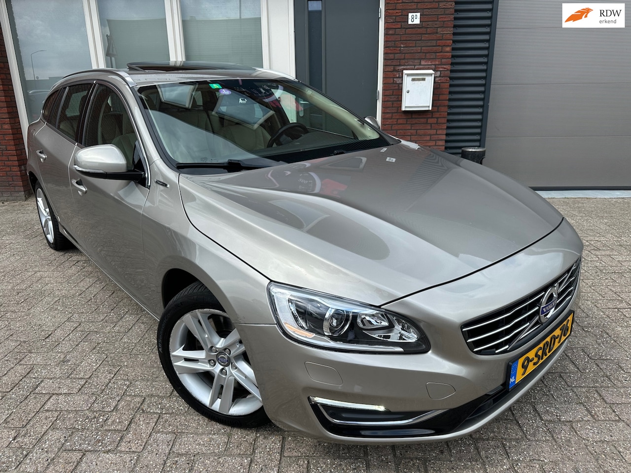 Volvo V60 - 2.4 D6 AWD Plug-In Hybrid Summum / Pano / Camera / Leder / Navi / PDC - AutoWereld.nl