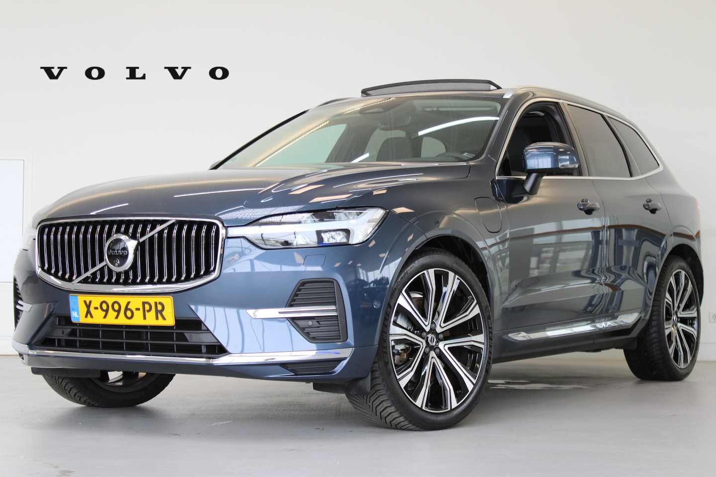 Volvo XC60 - T6 AWD 350PK Ultimate Bright | Luchtvering | Massage | 360° | Trekhaak | 21" - AutoWereld.nl