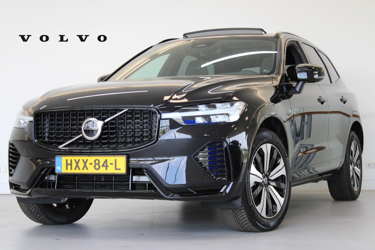 Volvo XC60 - T6 AWD Plus Dark Contourstoelen | 19" all season | Trekhaak |  Gelaagde zijruiten - AutoWereld.nl