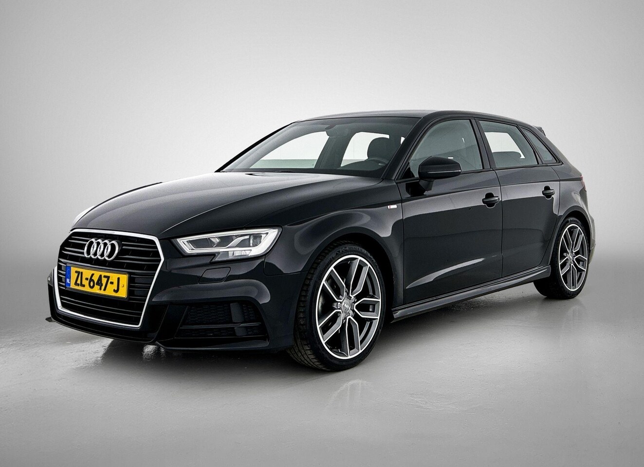 Audi A3 Sportback - 30 TFSI Sport S Line Edition S line exterieur | 18 inch velgen | Buitenspiegels elektrisch - AutoWereld.nl