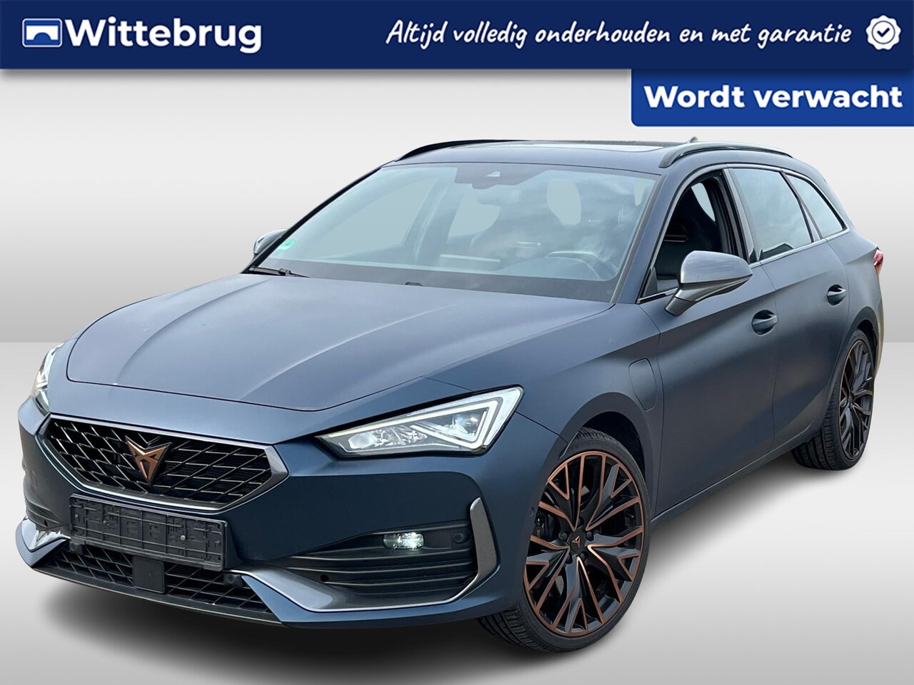 CUPRA Leon Sportstourer - 1.4 e-Hybrid 245pk DSG Black Edition / Matte Lak / Panoramadak / Leer / Elek Verstelbare B - AutoWereld.nl
