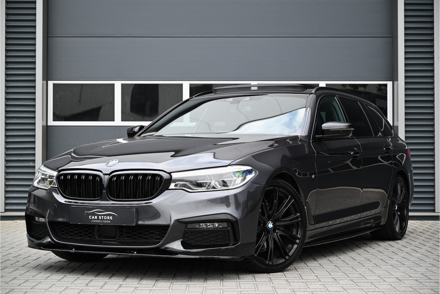BMW 5-serie Touring - 520d M-SPORT / PANO / LEDER / HUD / CAMERA / STOELVERWARMING / TELEFOONLADER / 20" - AutoWereld.nl