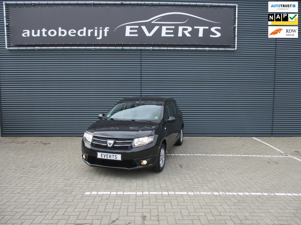 Dacia Sandero - 0.9 TCe Blackline Renault onderhouden recente factuur beurt 1800 euro hele mooie complete - AutoWereld.nl