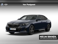 BMW i5 - Sedan eDrive40 M Sport Pro / Glazen Dak / 20 Inch / Stoelventilatie / Iconic Glow / Stuurw