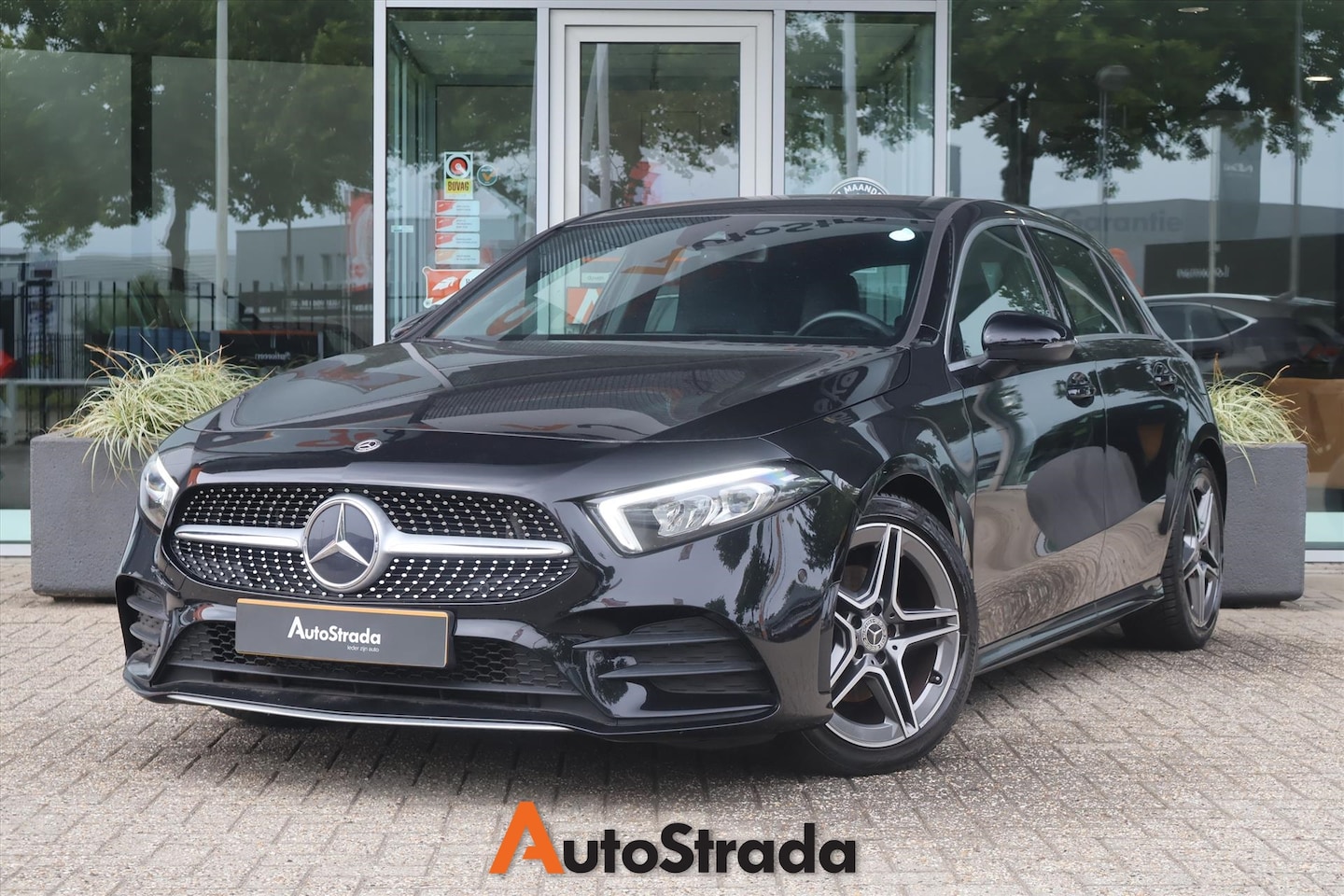 Mercedes-Benz A-klasse - A 180 AMG-Line 136pk 7G-DCT | Camera | LED | Cruise | Climate | Navi | Carplay | Stoelverw - AutoWereld.nl