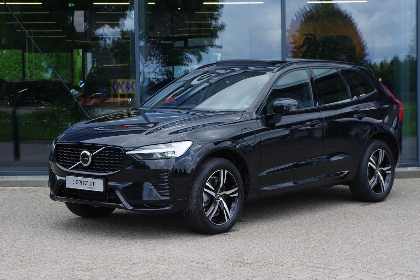 Volvo XC60 - 2.0 T6 Plug-in hybrid AWD Plus Dark 2.0 T6 350 PK Plug-in hybrid AWD Plus Dark, Trekhaak, Panoramadak, Adap. Cruise Control - AutoWereld.nl