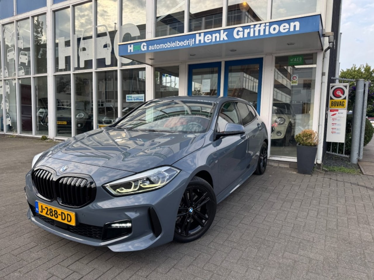 BMW 1-serie - 118i High Executive I Rood interieur I Apple Carplay/Android Auto - AutoWereld.nl