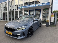 BMW 1-serie - 118i High Executive I Rood interieur I Apple Carplay/Android Auto