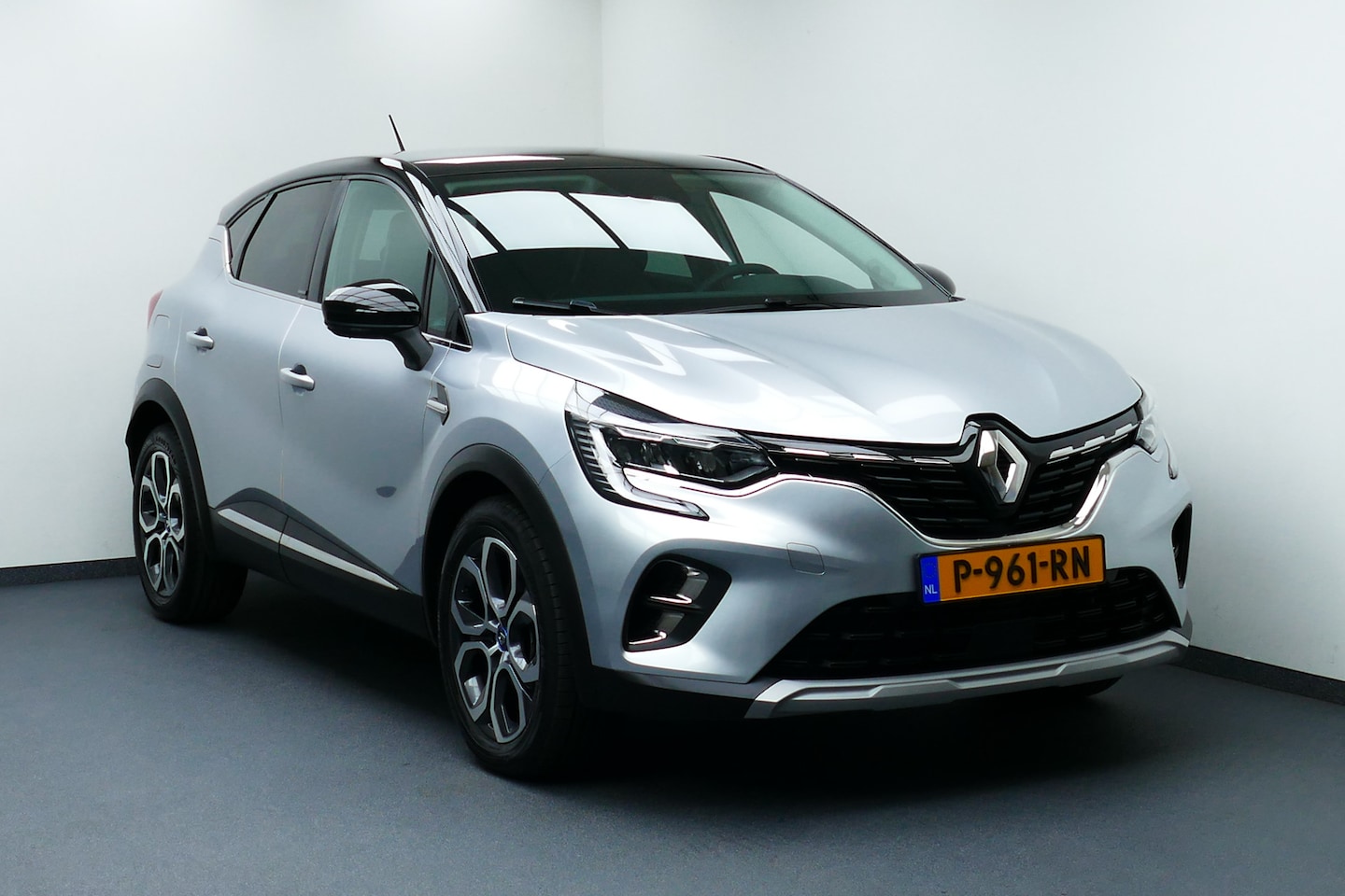 Renault Captur - 1.6 E-Tech Plug-in Hybrid 160 E-TECH Zwart Dak. - AutoWereld.nl