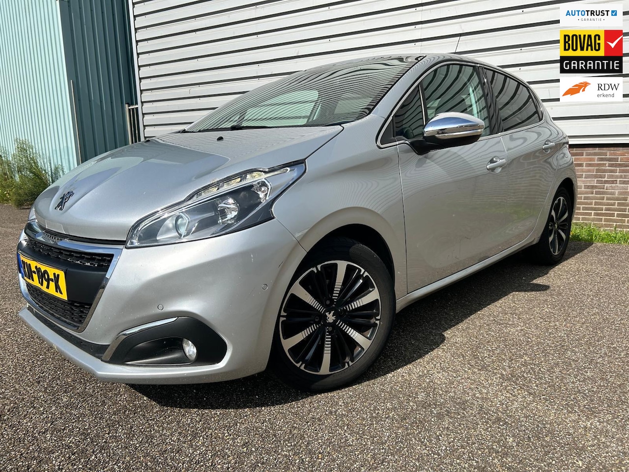 Peugeot 208 - 1.2 PureTech Allure Panodak Leer Automaat - AutoWereld.nl