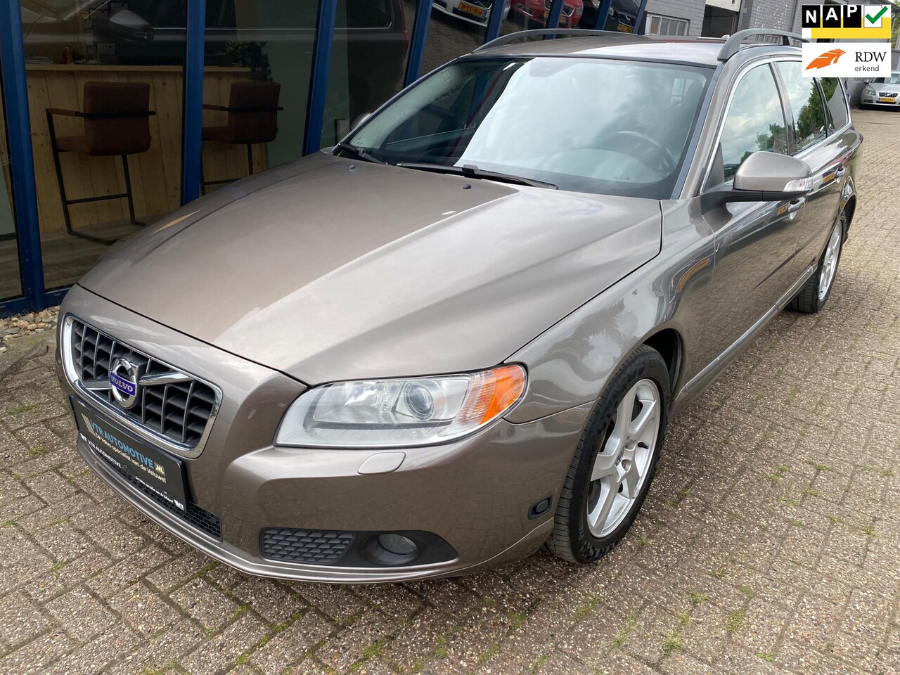 Volvo V70 - 2.5FT Momentum Automaat 230PK H.LEER / XENON / TREKHAAK - AutoWereld.nl
