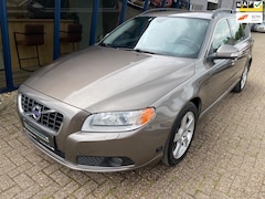Volvo V70 - 2.5FT Momentum Automaat 230PK H.LEER / XENON / TREKHAAK