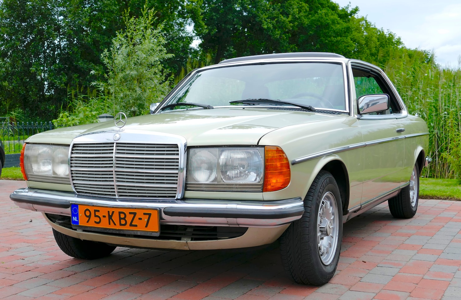 Mercedes-Benz 200-280 (W123) - 280 CE schuifdak - AutoWereld.nl