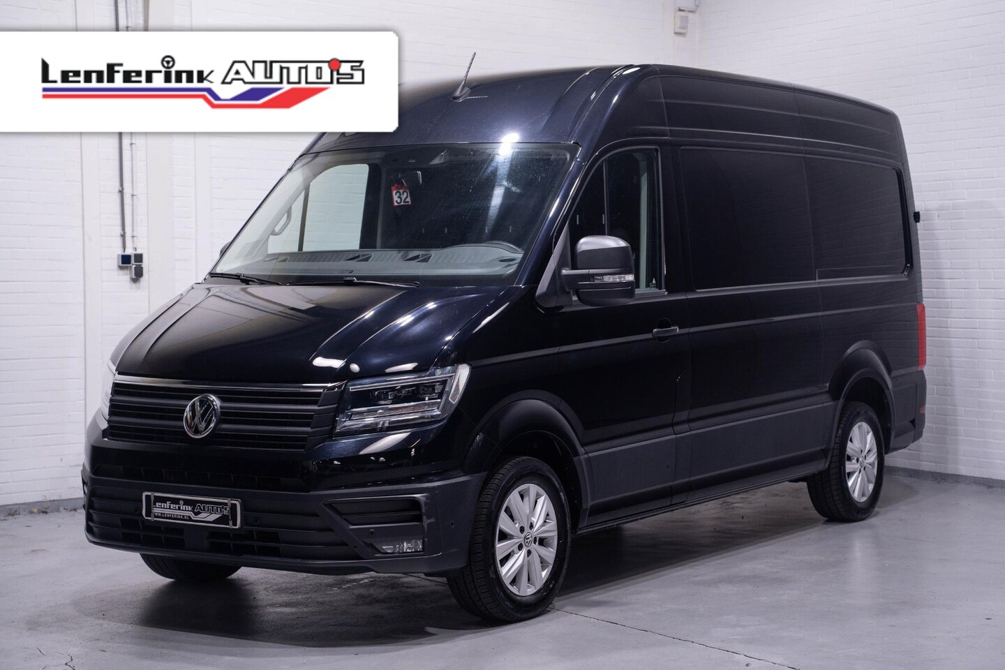 Volkswagen Crafter - 2.0 TDI 140 pk L3H3 Highline Navi, Trekhaak, NAP LED Koplampen, PDC V+A, Camera, Slechts 5 - AutoWereld.nl