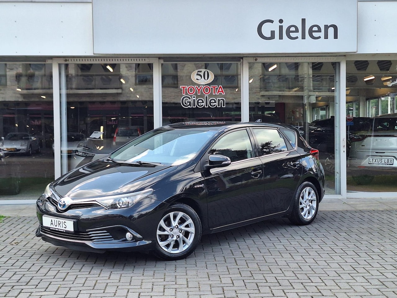 Toyota Auris - 1.8 Hybrid Dynamic | Navigatie, 16 inch, Parkeercamera, Cruise control, Stuurbediening, Bl - AutoWereld.nl