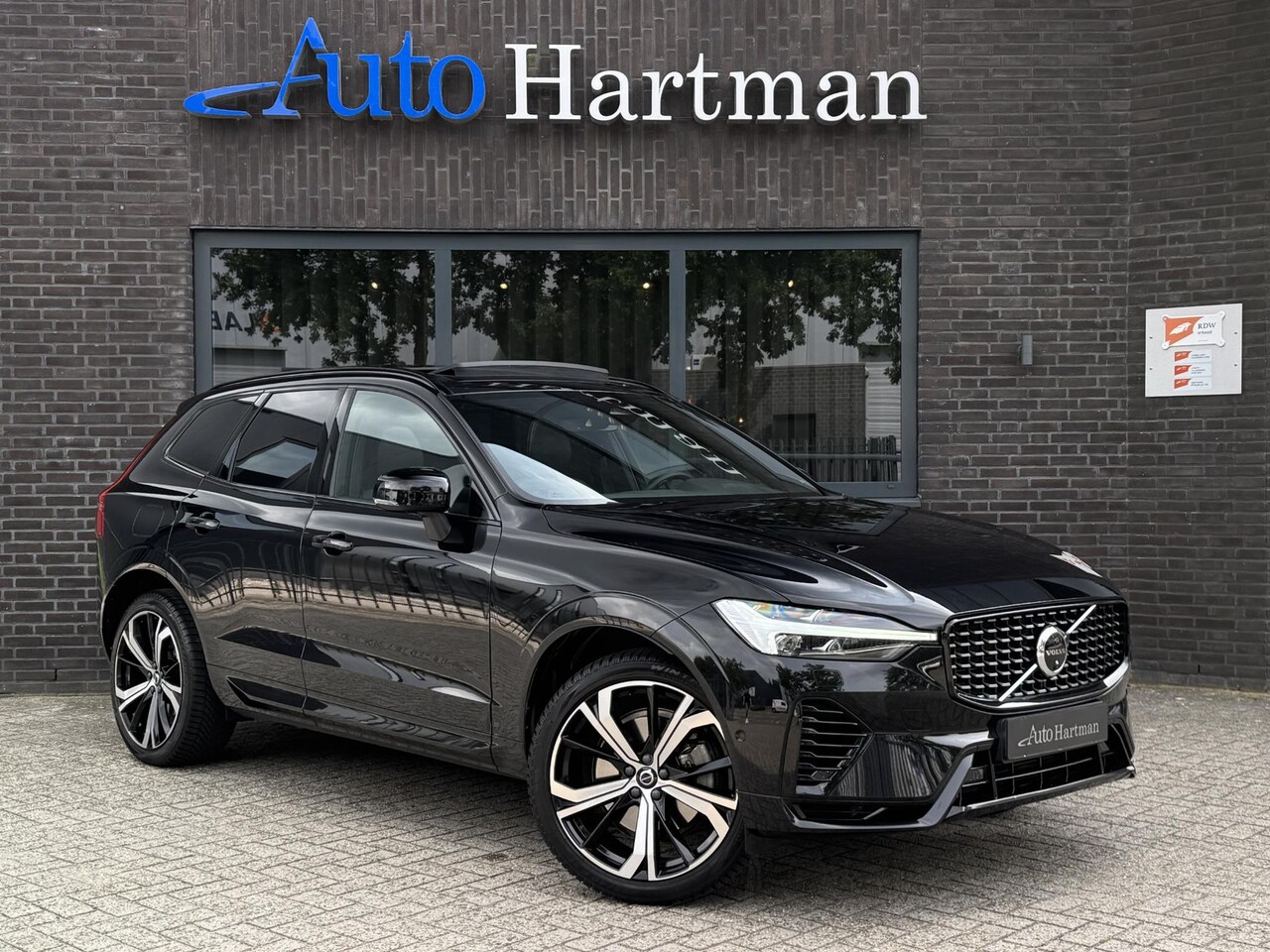 Volvo XC60 - 2.0 T6 Plug-in Hybrid AWD Plus Black Edition R-Design PANO|ACC|260CAM|21INCH|TREKHAAK - AutoWereld.nl