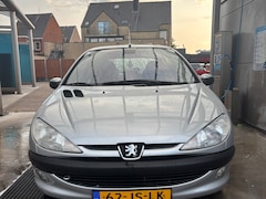 Peugeot 206 - 1.4 Gentry Premium Het is een automaat er staat 139.000km op