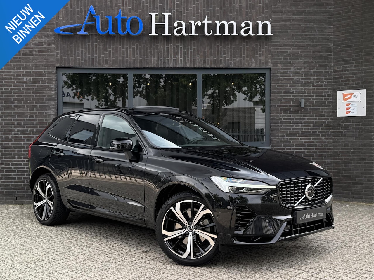 Volvo XC60 - 2.0 T6 Plug-in Hybrid AWD Plus Black Edition R-Design PANO|ACC|260CAM|21INCH|TREKHAAK - AutoWereld.nl
