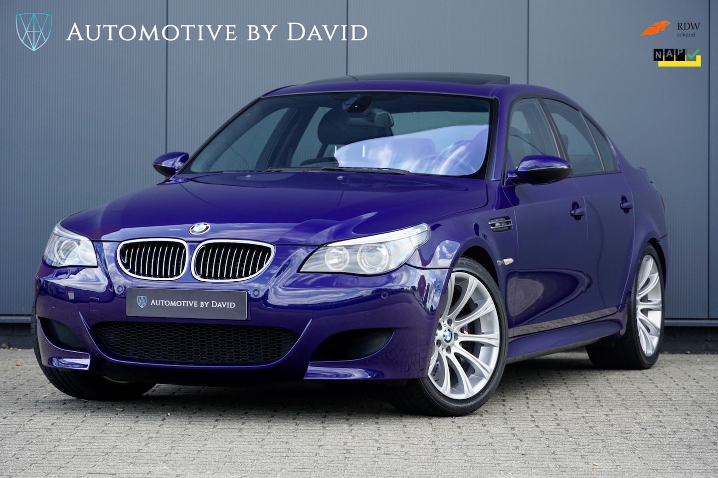 BMW M5 - 5-serie V10 5.0L 507 pk E60 SMG AUTOMAAT / DEALERONDERHOUDEN / INTERLAGOS BLAU / SCHUIFDAK - AutoWereld.nl