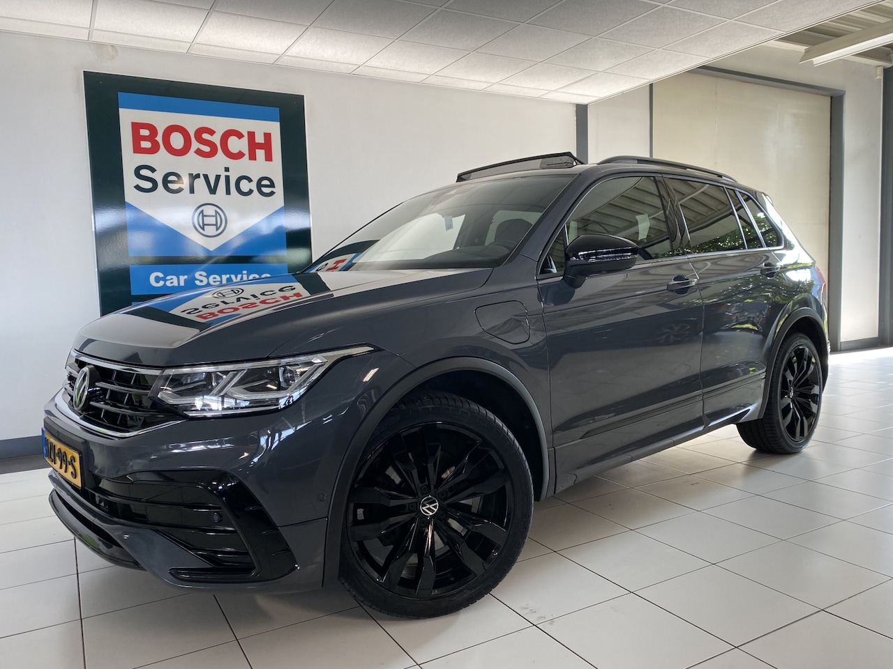 Volkswagen Tiguan - 1.4 TSI eHybrid R-Line Black style Panoramadak Sfeer IQ Light Trekhaak - AutoWereld.nl