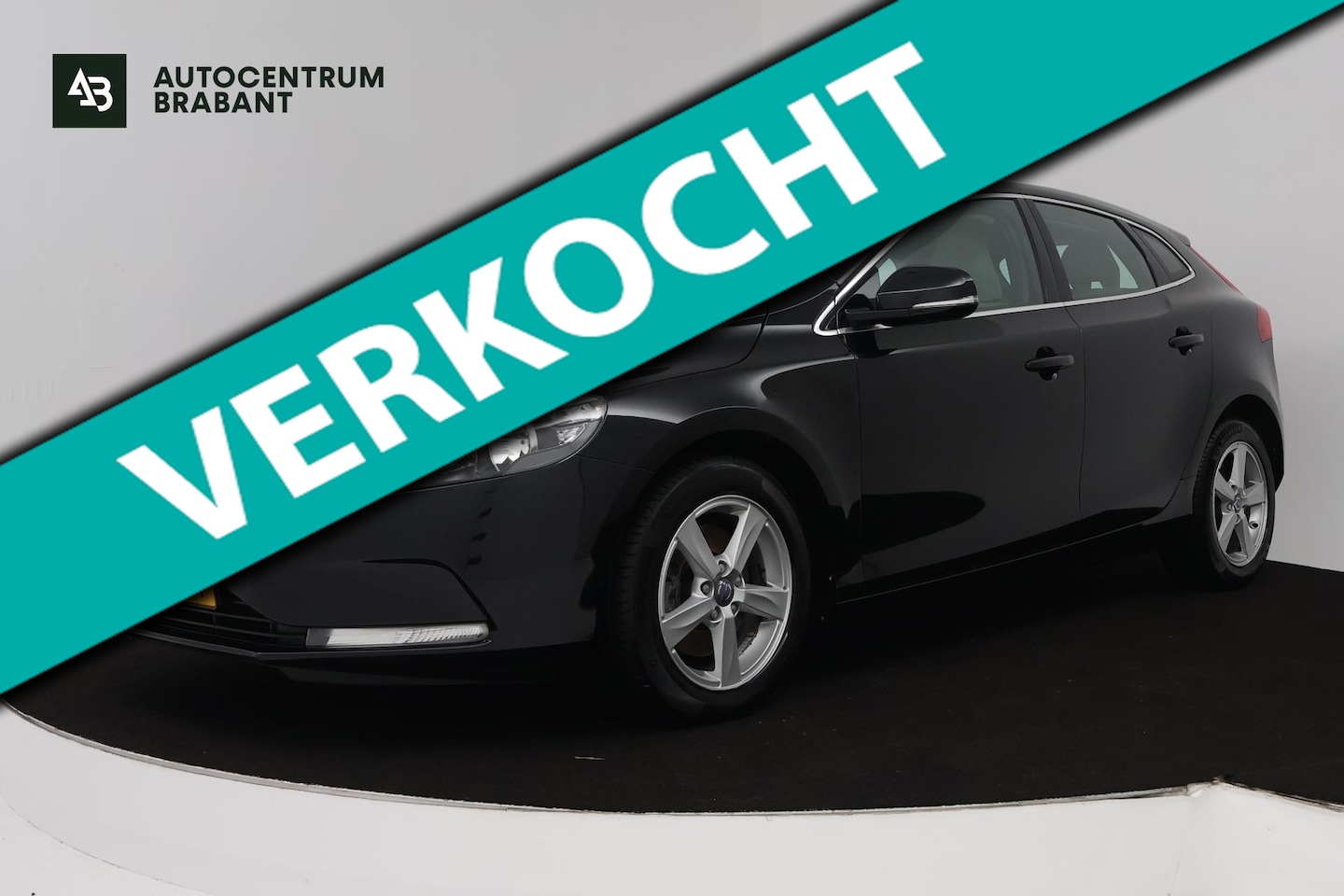 Volvo V40 - 1.6 T3 Momentum (ACHTERUITRIJCAMERA, PARKEERSENSOREN, CRUISE CONTROL, NAVIGATIE, NL-AUTO) - AutoWereld.nl