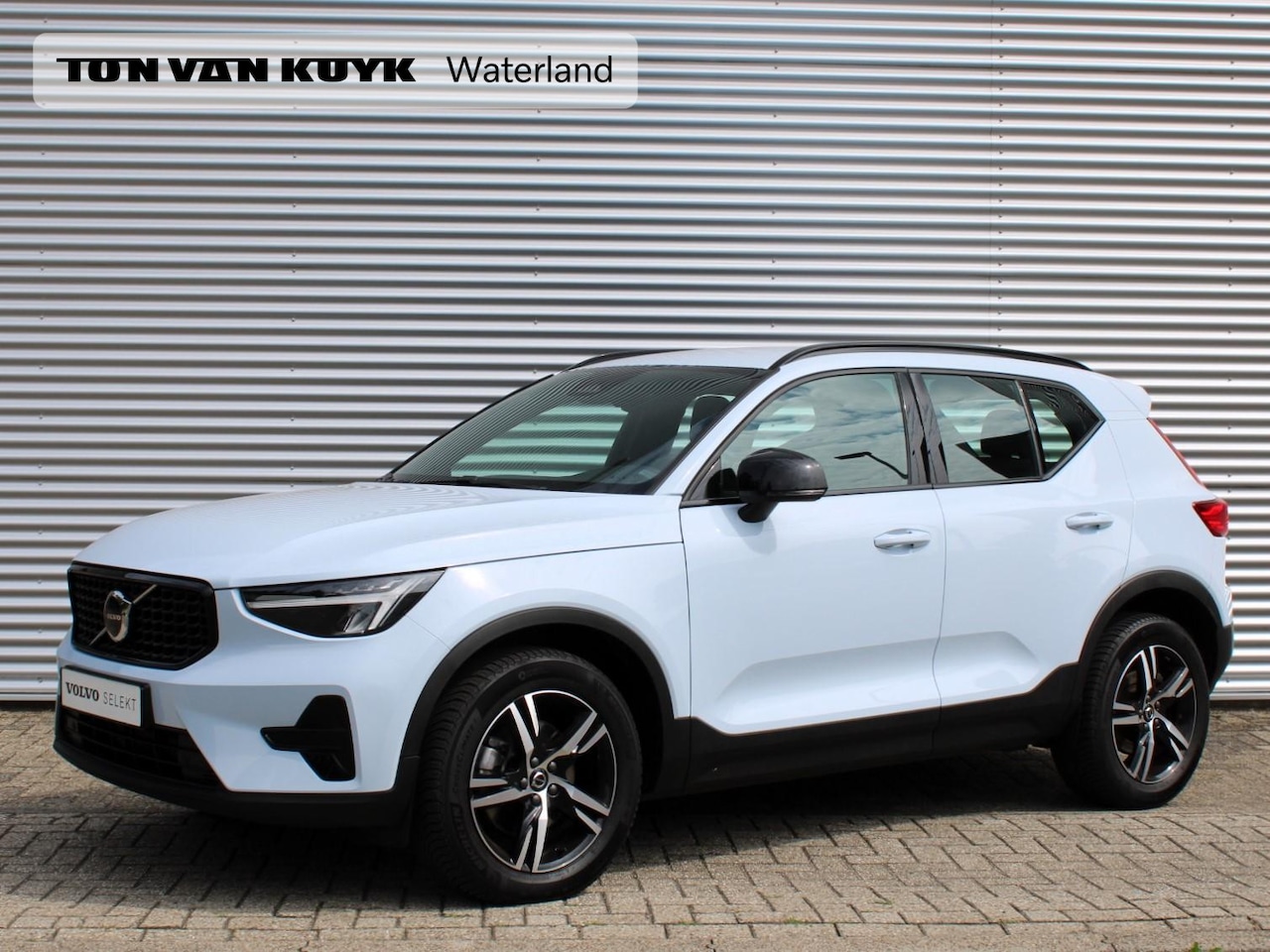 Volvo XC40 - 2.0 B4 Plus Dark Automaat / Trekhaak / Elektrische Stoelen / Harman Kardon / All-Season Ba - AutoWereld.nl
