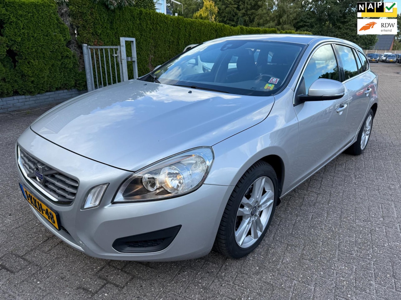 Volvo V60 - 1.6 D2 AUT. Momentum ECC NAVI - AutoWereld.nl