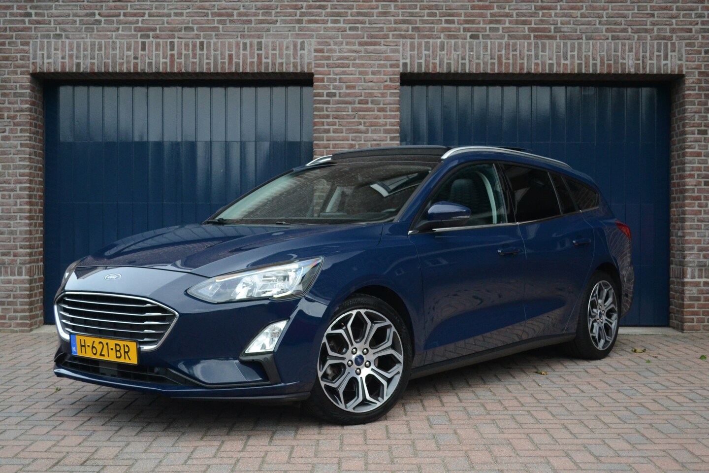Ford Focus Wagon - 1.0 EcoBoost Titanium Business | Panoramadak | Trekhaak | Leder | Keyless - AutoWereld.nl