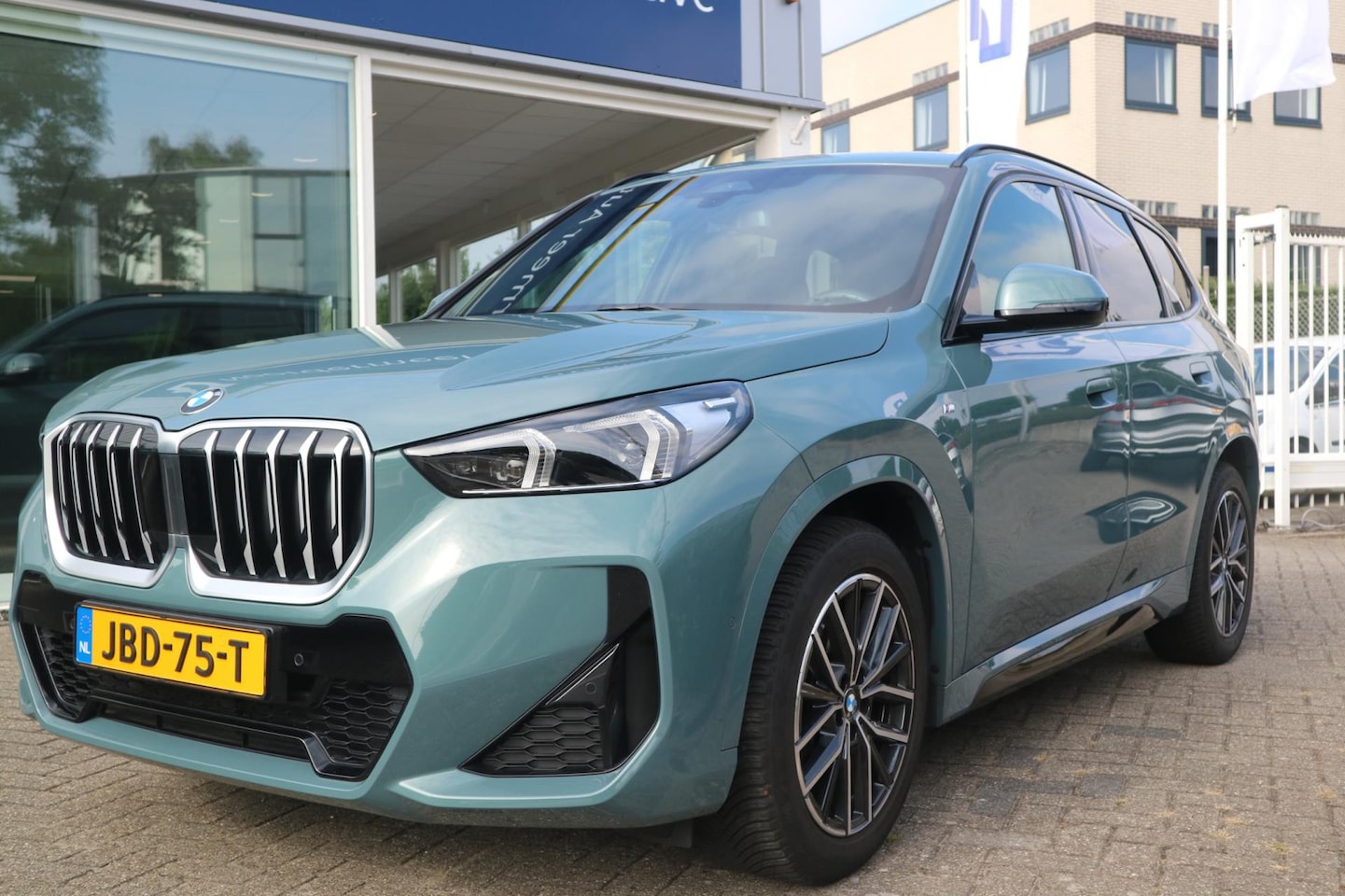 BMW X1 - SDrive18i M sport / navigatie / camera - AutoWereld.nl
