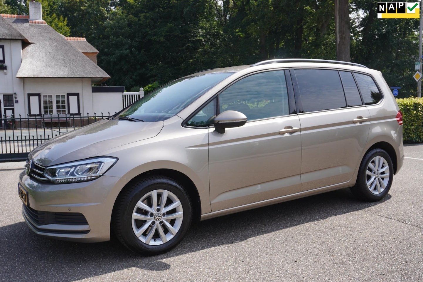 Volkswagen Touran - 1.0 TSI Highline Business R 7pers Navi Pdc Lm Velgen - AutoWereld.nl