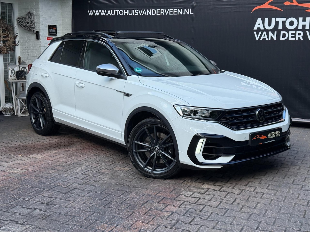 Volkswagen T-Roc - 2.0 TSI 4Motion R Line R 300 PK!!, Panormadak/Beats/Camera/Trekhaak/Etc!! - AutoWereld.nl