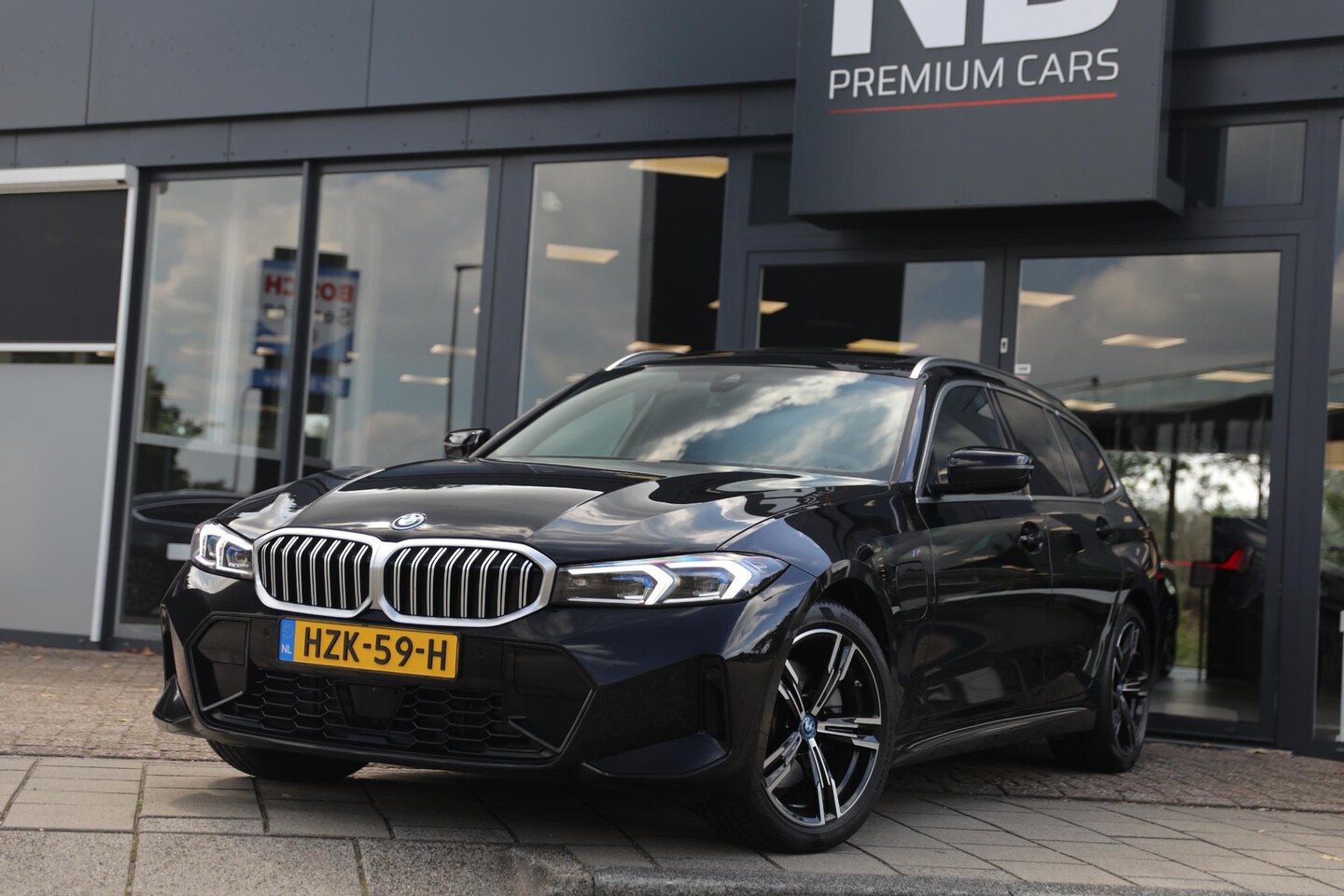 BMW 3-serie Touring - 330e | M-SPORT | Laserlight | Schuif-kantel dak | Headup | Trekhaak elektrisch - AutoWereld.nl